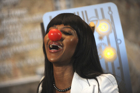 Naomi Campbell schaltet das rote Licht des Empire State Buildings an in New York