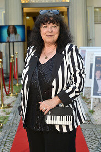 Theaterpremiere 'Der eingebildet Kranke' und 90. Geburtstag von Dieter Hallervorden in Berlin