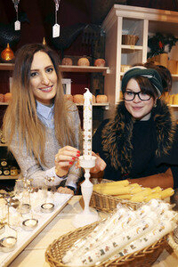 Jana Meyerdierks und Carolina Gorun auf dem Weihnachtsmarkt in Hamburg