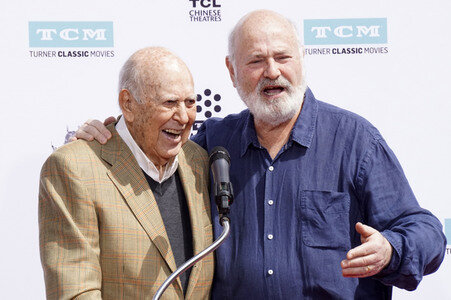 Hand and Footprint Ceremony mit  Carl und Rob Reiner in Los Angeles