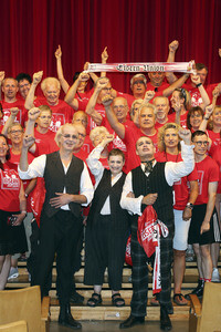 Fototermin mit Katharina Thalbach, Pierre Besson und Fans vom 1. FC Ubion in Berlin