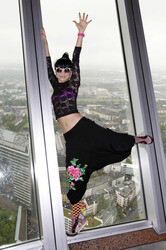 Bai Ling mit Entourage in Düsseldorf