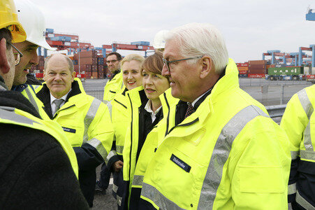 Frank-Walter Steinmeier besichtigt den HHLA Container Terminal Altenwerder in Hamburg