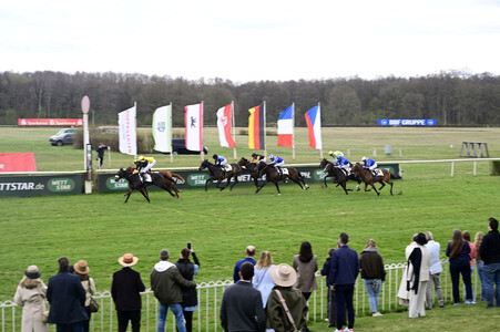 Große Saisoneröffnung 2026 auf der Rennbahn Hoppegarten in Berlin