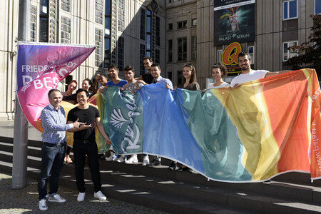 Hissung der 'Colours of Respect' Flagge in Berlin