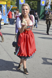 Damen-Wiesn 2015 von Unternehmerin Regine Sixt auf dem Oktoberfest in München