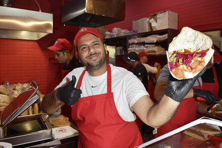 Eröffnung vom veganen Dönerladen 'Döner Pro' von Frederick Lau in Berlin