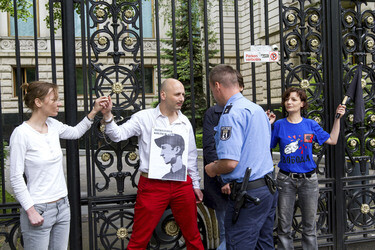 Demonstranten ketten sich mit Handschellen am Tor der Russischen Botschaft fest, Berlin