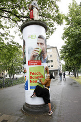 Bai Ling mit Entourage in Düsseldorf