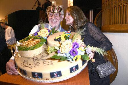 Theaterpremiere 'Der eingebildet Kranke' und 90. Geburtstag von Dieter Hallervorden in Berlin