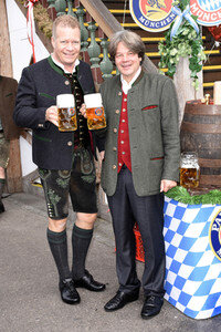FC Bayern München Wiesnbesuch in Käfers Wiesn-Schänke auf dem Oktoberfest 2018 in München