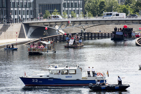 Gegendemo zur AfD Demo 'Zukunft Deutschland' in Berlin