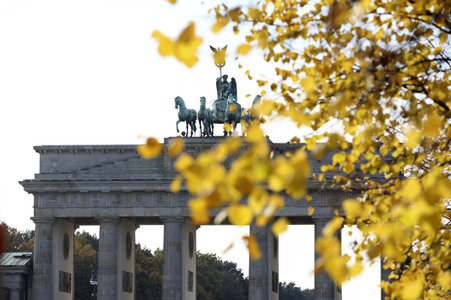 Das Brandenburger Tor in Berlin im Herbst