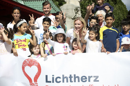 Aktion Lichtherz 'Ein Tag im Zoo' für Flüchtlingskinder in Berlin