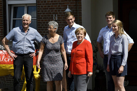 Angela Merkel besucht einen Milchbauernhof in Nienborstel