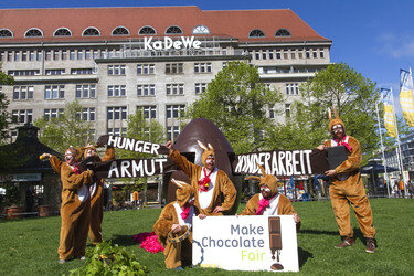 Osterhasen-Demo vor dem KaDeWe, Berlin