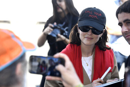 Ankunft von Zoey Deutch auf dem San Sebastian International Film Festival 2025