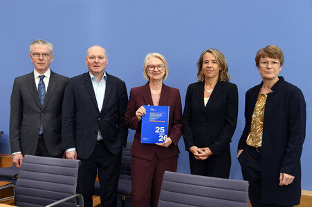 Bundespressekonferenz 'Vorstellung des Jahresgutachtens 2025/26' in Berlin