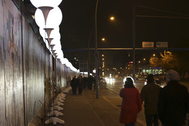 Lichtmauer aus Ballons, Berlin