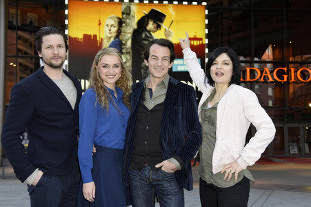 Hauptdarsteller aus ZDF-Krimiserie 'Letzte Spur Berlin' besuchen Musical 'Hinterm Horizont' in Berlin