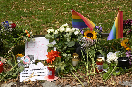 Trauer nach dem Anschlag auf die Feiern des 48. Berliner Christopher Street Day in Berlin