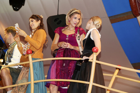 Cathy Hummels Wiesn-Bummel beim Oktoberfest 2026 in München