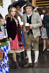 FC Bayern Team auf dem Oktoberfest in München