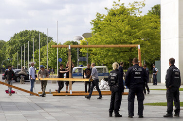 Info-Tafel über den Bau eines Friedhofs für unbekannte Einwanderer in Berlin