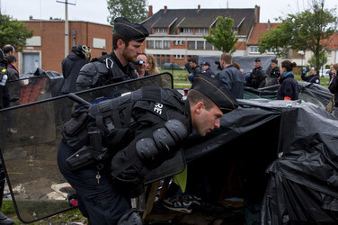 Französische Polizei räumt Flüchtlingslager bei Calais