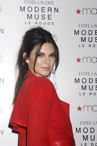 Kendall Jenner präsentiert das Parfum Modern Muse Le Rouge in New York