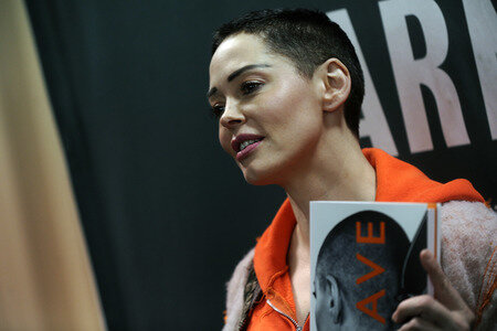 Buchsignierstunde mit Rose McGowan Book in New York