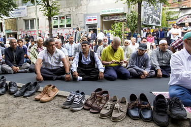 Freitagsgebet vor der abgebrannten Mevlana-Moschee, Berlin