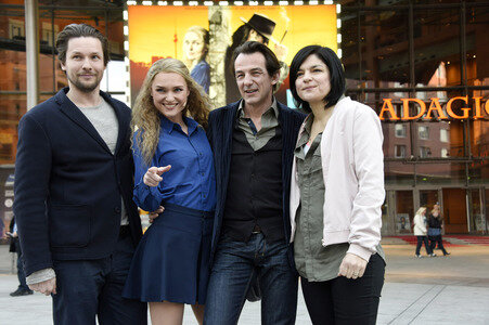 Hauptdarsteller aus ZDF-Krimiserie 'Letzte Spur Berlin' besuchen Musical 'Hinterm Horizont' in Berlin
