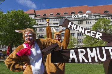Osterhasen-Demo vor dem KaDeWe, Berlin