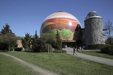 Zeiss-Großplanetarium wird zum 30m großen Burger, Berlin