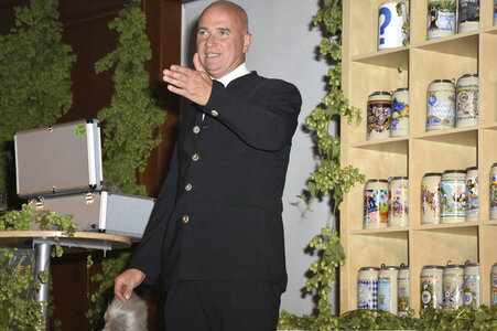 Hofbräu Festzelt Krugvorstellung 2017 in München