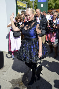 Damen-Wiesn 2015 von Unternehmerin Regine Sixt auf dem Oktoberfest in München