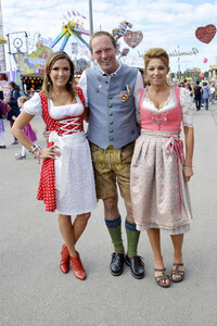Oktoberfest-Anstich im Fisch Bäda Wiesnstadl in München