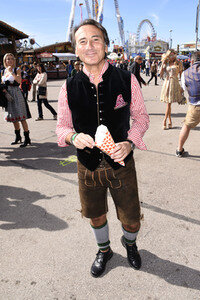 3. Wiesn Charity Lunch im Festzelt Zur Bratwurst beim Oktoberfest 2018 in München