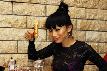 Bai Ling mit Entourage in Düsseldorf