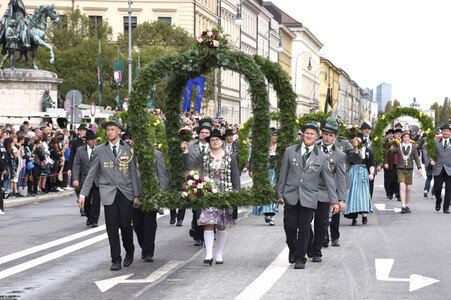Oktoberfest Trachten- und Schützenzug 2018 in München