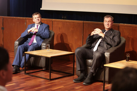 Sven Schulze und Markus Söder beim Landtagswahlkampf in Sachsen-Anhalt in Wernigerode