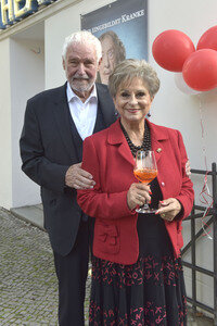 Theaterpremiere 'Der eingebildet Kranke' und 90. Geburtstag von Dieter Hallervorden in Berlin