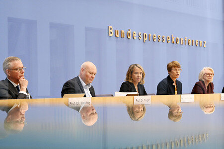 Bundespressekonferenz 'Vorstellung des Jahresgutachtens 2025/26' in Berlin