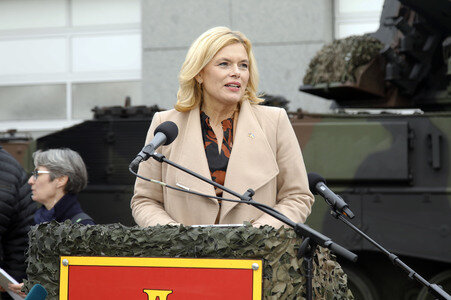 Julia Klöckner beim Besuch der Artillerieschule der Bundeswehr in Idar-Oberstein