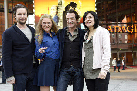 Hauptdarsteller aus ZDF-Krimiserie 'Letzte Spur Berlin' besuchen Musical 'Hinterm Horizont' in Berlin