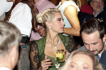 Cathy Hummels Wiesn-Bummel beim Oktoberfest 2026 in München