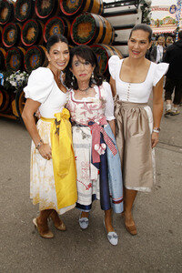 Regines Damenwiesn beim Oktoberfest 2025 in München