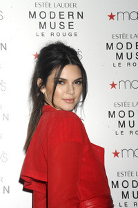 Kendall Jenner präsentiert das Parfum Modern Muse Le Rouge in New York