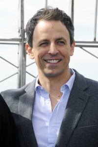 Seth Meyers schaltet das Licht am Empire State Building ein in New York